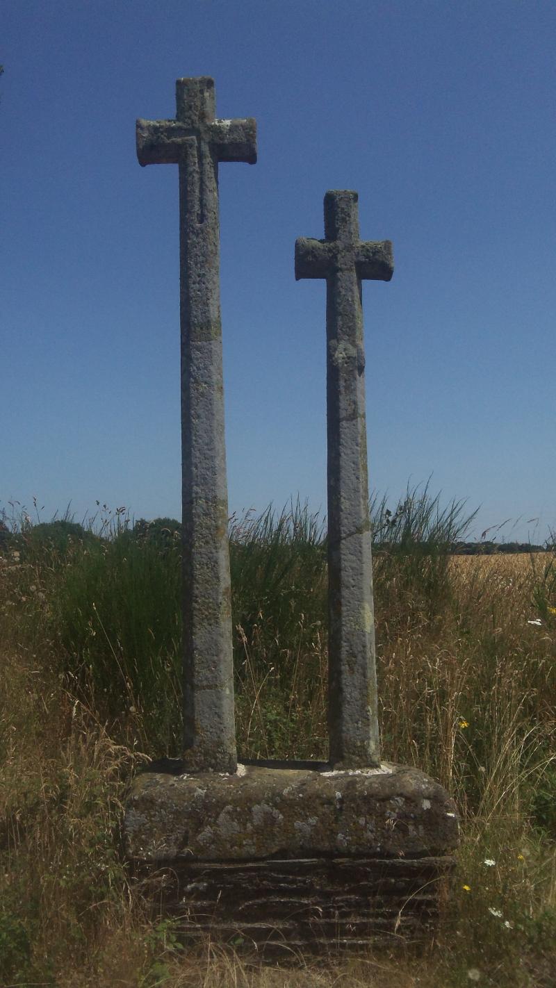 Deux croix monolithes à socle commun, Ploërmel