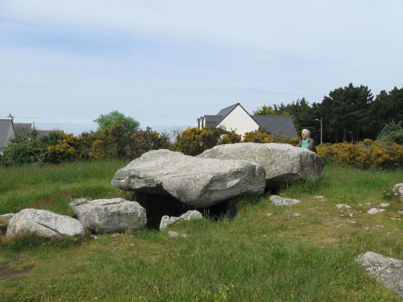 Trois dolmens dans le tumulus de Rondossec, Plouharnel