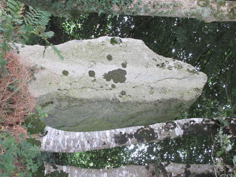 Menhir de Guernangoué, Roudouallec