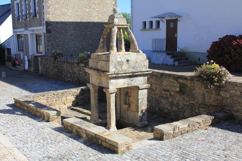 Fontaine du bourg, Sainte-Hélène