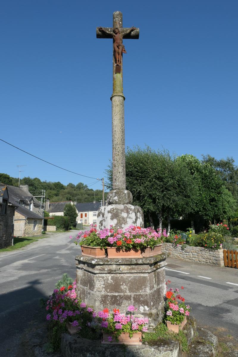 Restes d'une croix du 15e siècle, Saint-Servant