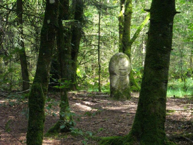 Deux menhirs taillés, dits Babouin et Babouine, Trédion