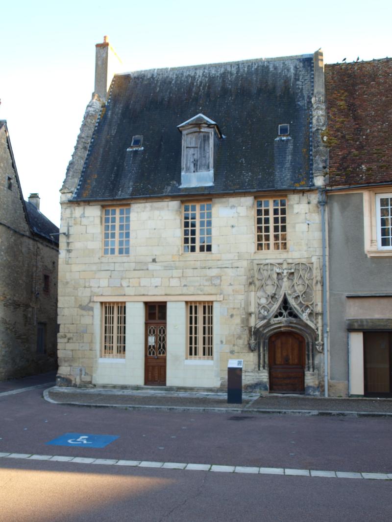 Maison dite du Lieutenant criminel, au Sud de l'église, Saint-Pierre-le-Moûtier