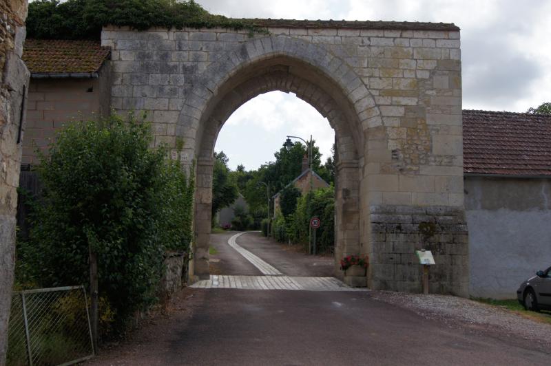 Château et enceinte (ruines), Saint-Vérain