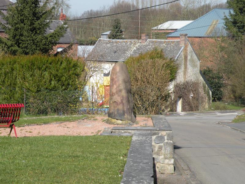 Menhir dit La Pierre de Dessus-Bise, Sars-Poteries