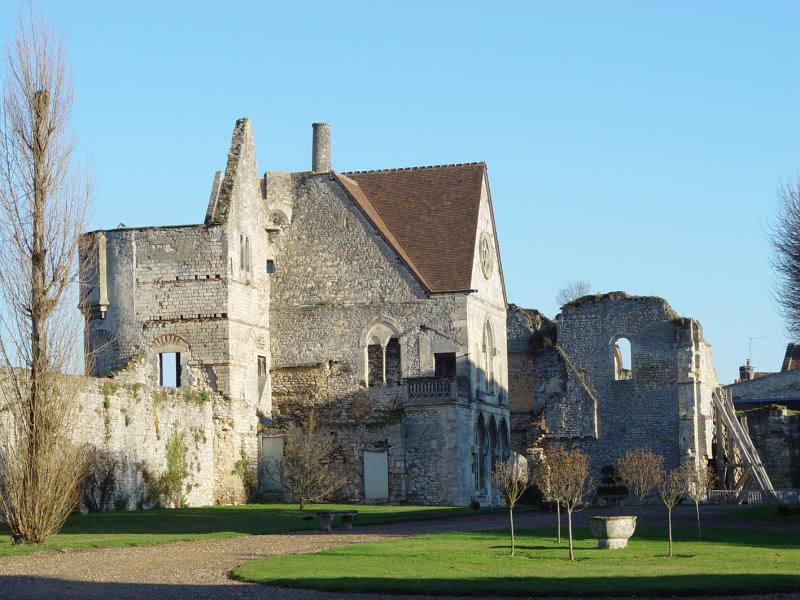 Ancien château royal, prieuré Saint-Maurice et mur gallo-romain