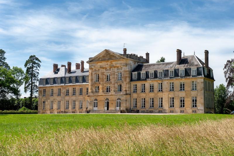 Château et temple protestant, Courtomer