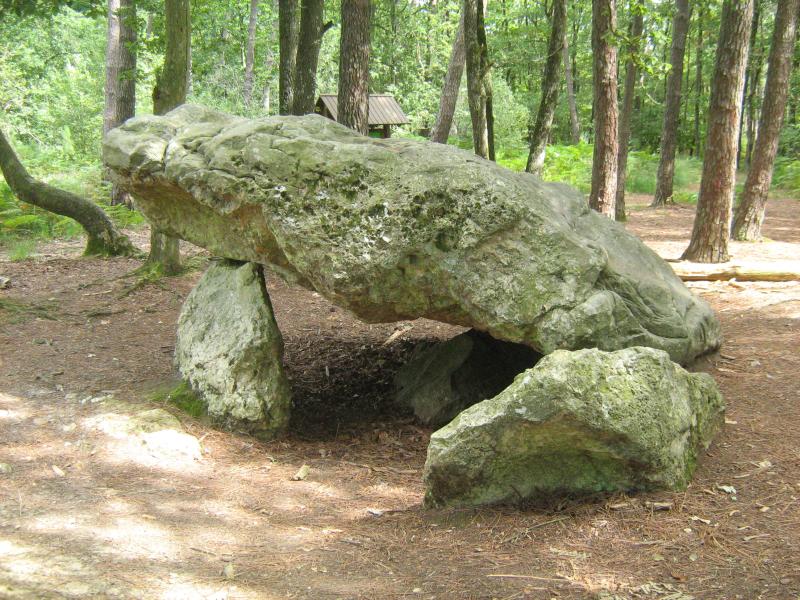 Dolmen dit La Pierre Procureuse, Saint-Cyr-la-Rosière