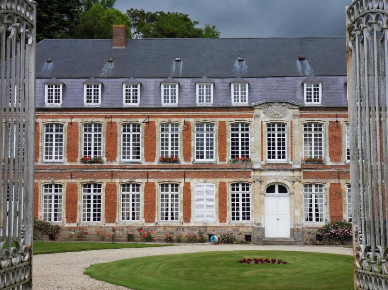Château, Hénu