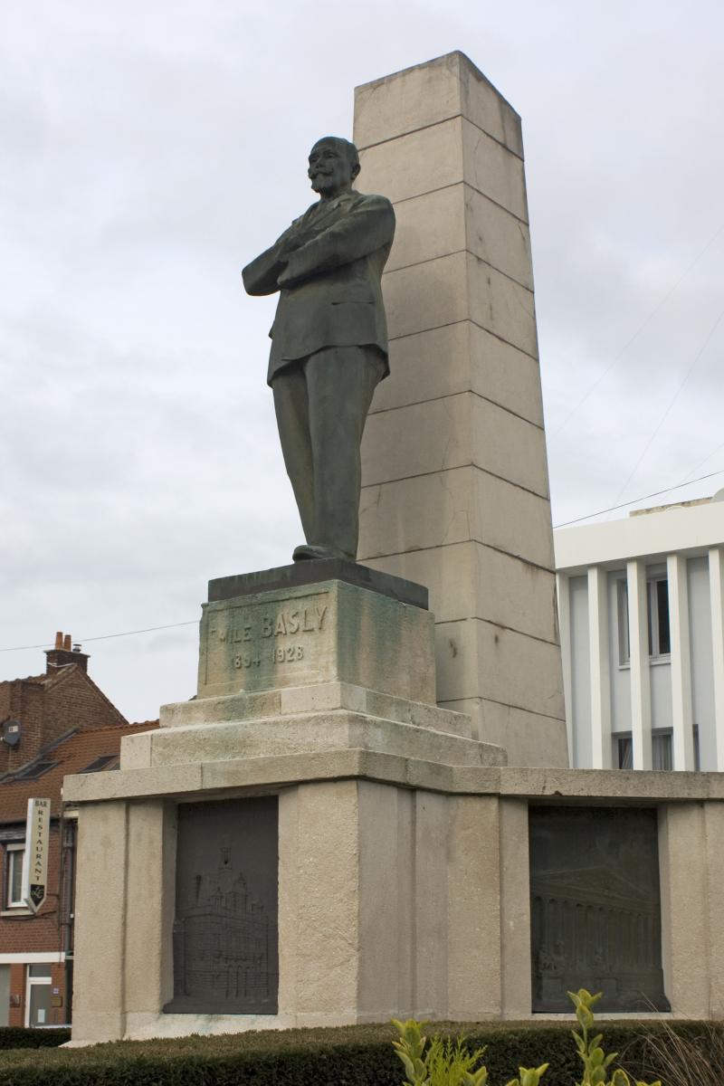 Monument à Emile Basly, situé au croisement de l'avenue Alfred-Maës (RD 38 d'Acq à Lens) avec la rue Albert-Camus (RN 25 du Havre à Lille), Lens