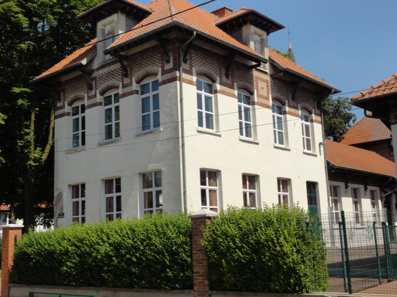 Groupe scolaire Jean Macé, ancienne habitation du directeur des écoles et ancien patronage de la cité n° 12 de la compagnie des mines de Lens dite Saint-Edouard, situés parvis de l'église Saint-Edouard et grand chemin de Loos de part et d'autre de l'église Saint-Edouard, Lens