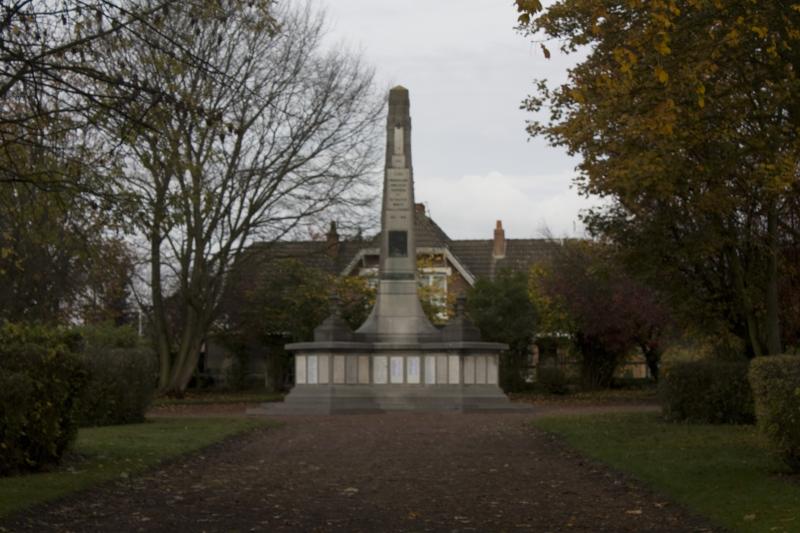 Monument aux morts de la compagnie des mines de Lens, situé à l'intersection de la route de Béthune et de l'avenue de la fosse 12, Lens