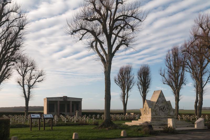 Ensemble formé par le monument de la Compagnie Nazdar, le cimetière et le mémorial tchécoslovaques