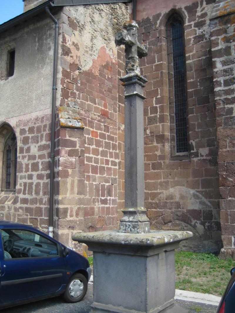Croix près de l'église, Ardes