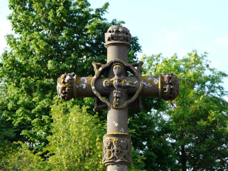 Croix en pierre du 16e siècle du cimetière de Fohet, Aydat