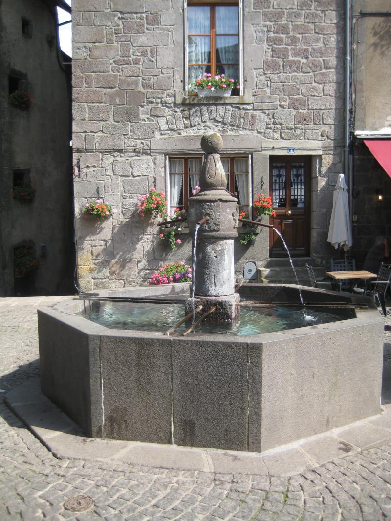 Fontaine du 16e siècle située sur la place centrale, Besse-et-Saint-Anastaise