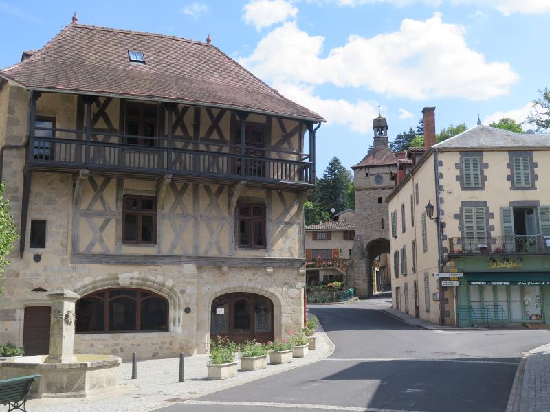 Maison à pans de bois à étage en encorbellement, Châteldon