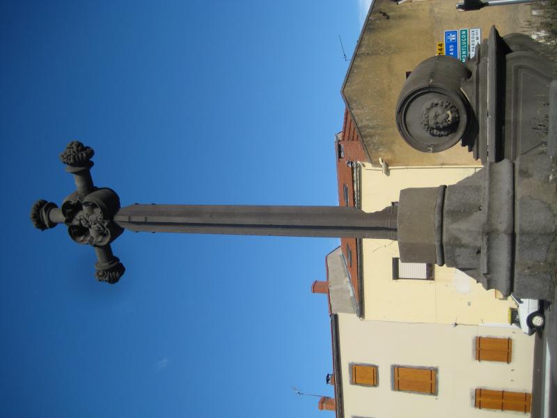 Croix érigée sur une petite place, Combronde