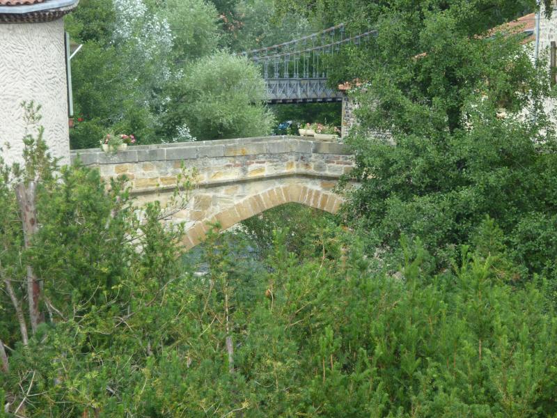 Vieux pont du 14e siècle sur la Couze, Coudes