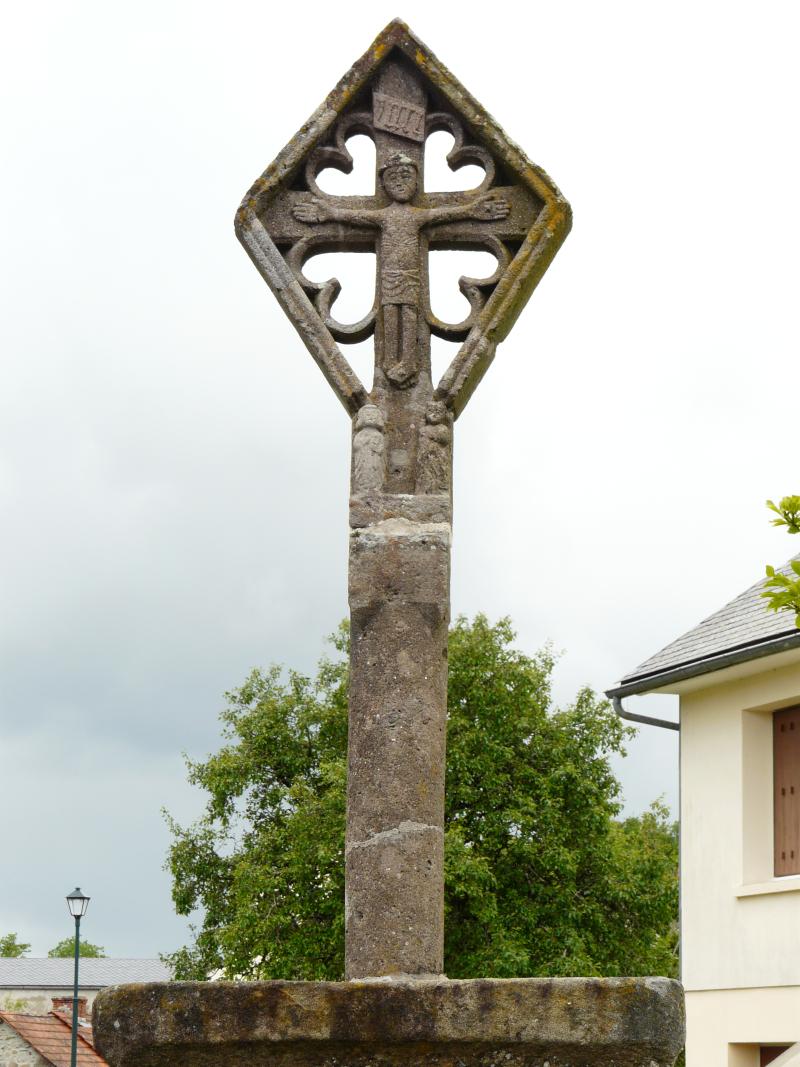 Croix en lave du 15e siècle sur la place publique, Labessette