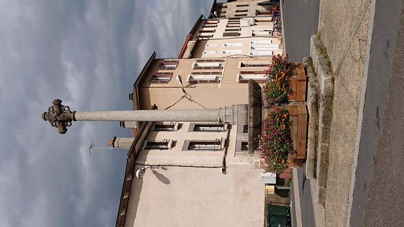 Croix de chemin du 16e siècle en pierre, Marsac-en-Livradois