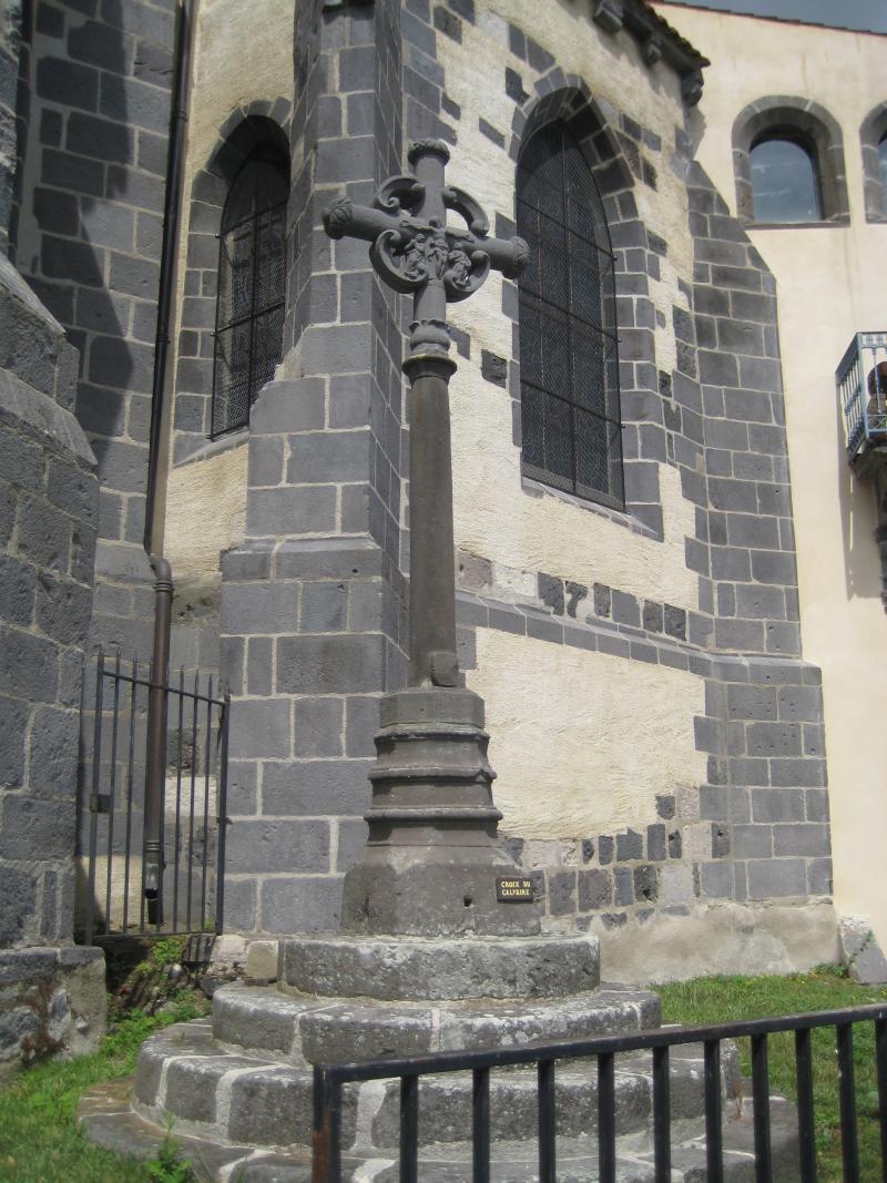 Croix du 16e siècle en lave de Volvic, Marsat