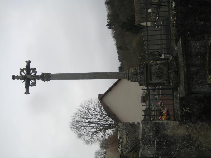 Croix de cimetière en pierre, Montfermy