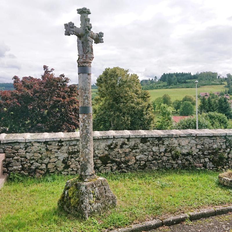 Petite croix en pierre du commencement du 16e siècle, Saint-Amant-Roche-Savine