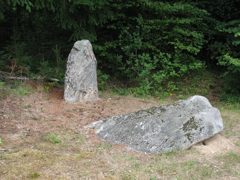 Deux mégalithes, Sainte-Christine