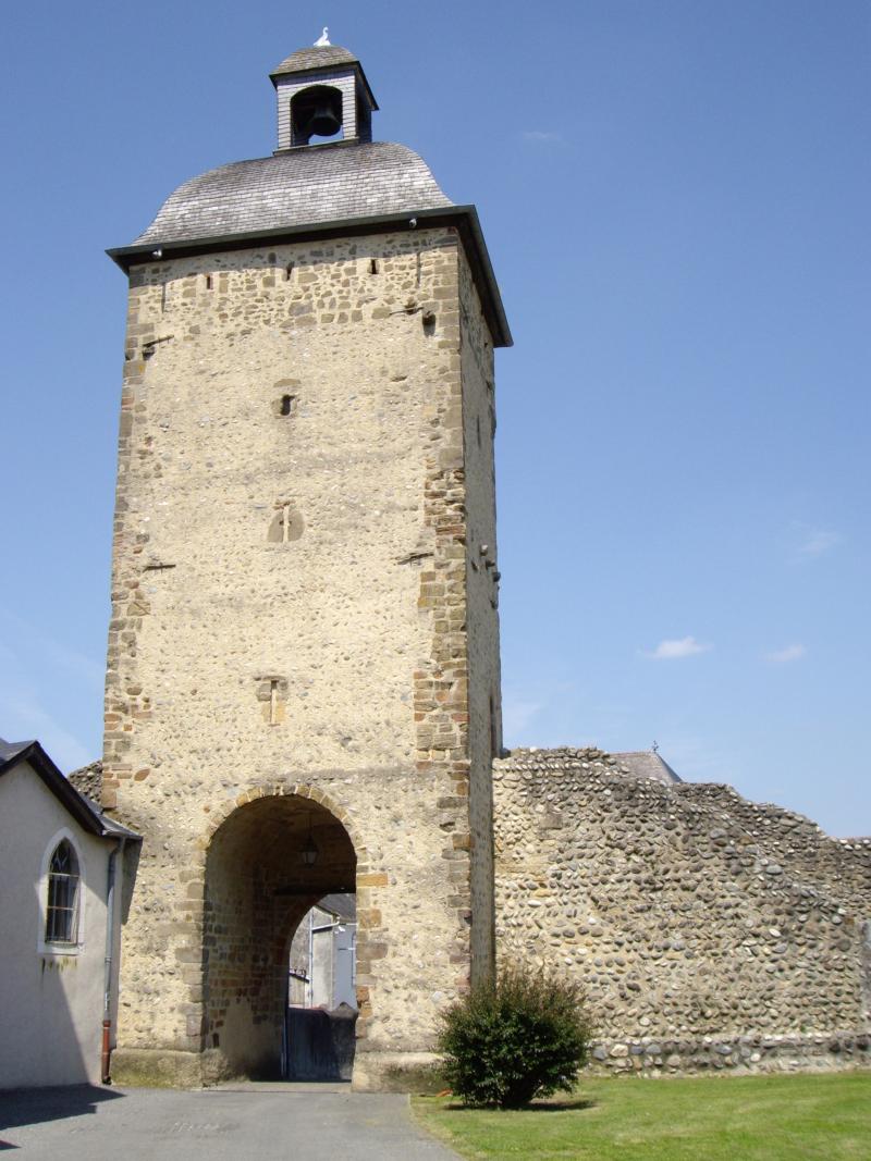 Vieille tour de Pontacq et restes de remparts attenants, Pontacq