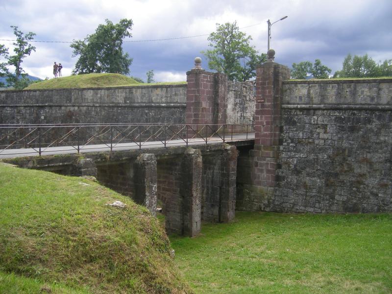 Anciens remparts de la ville haute et du faubourg d'Espagne