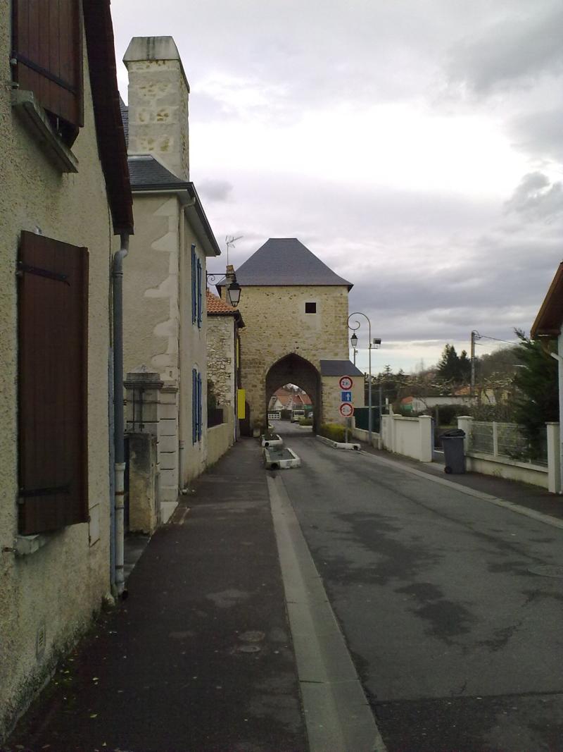 Ancienne porte de ville, dite Prison, Gan