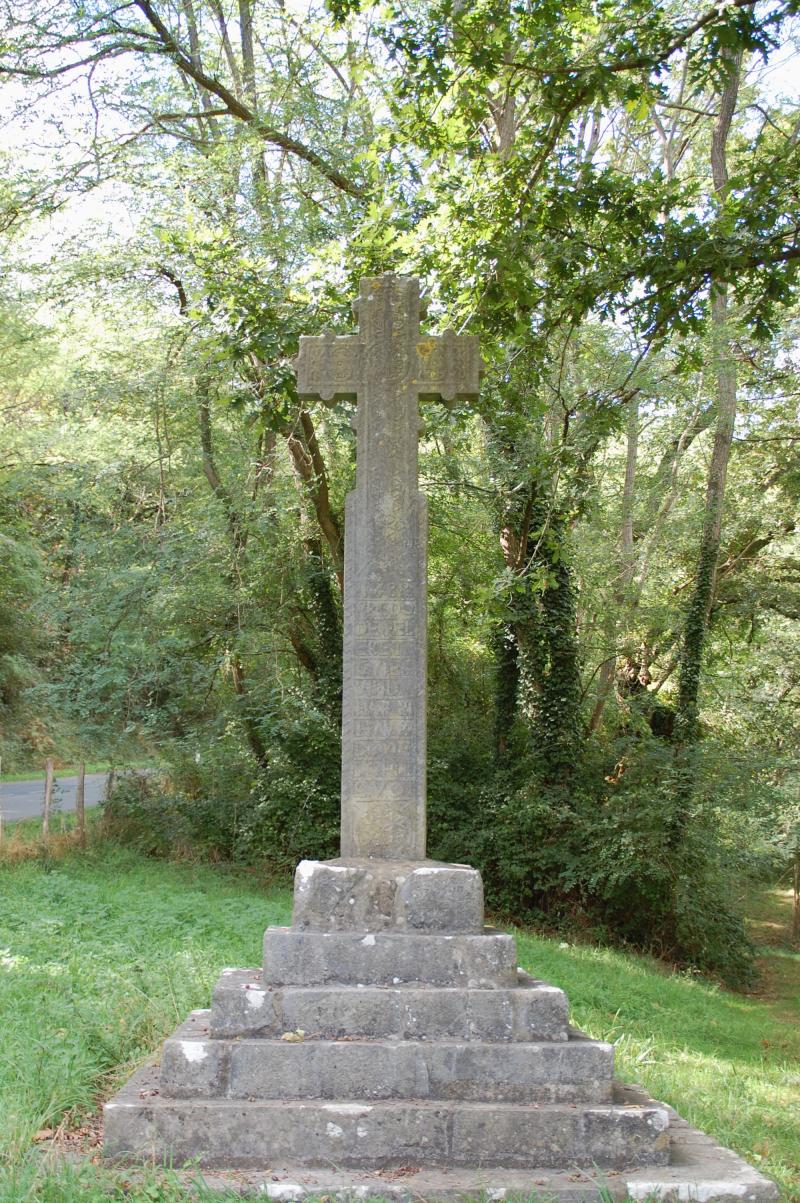 Croix de chemin située sur le bord de la R.D. n° 14, Saint-Esteben