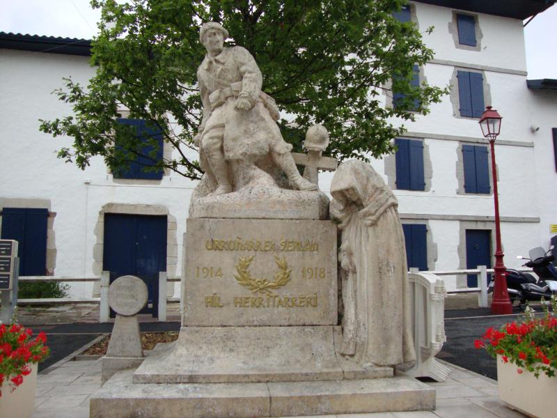 Monument aux morts de la guerre 1914-1918, situé près du chevet de l'église, Urrugne