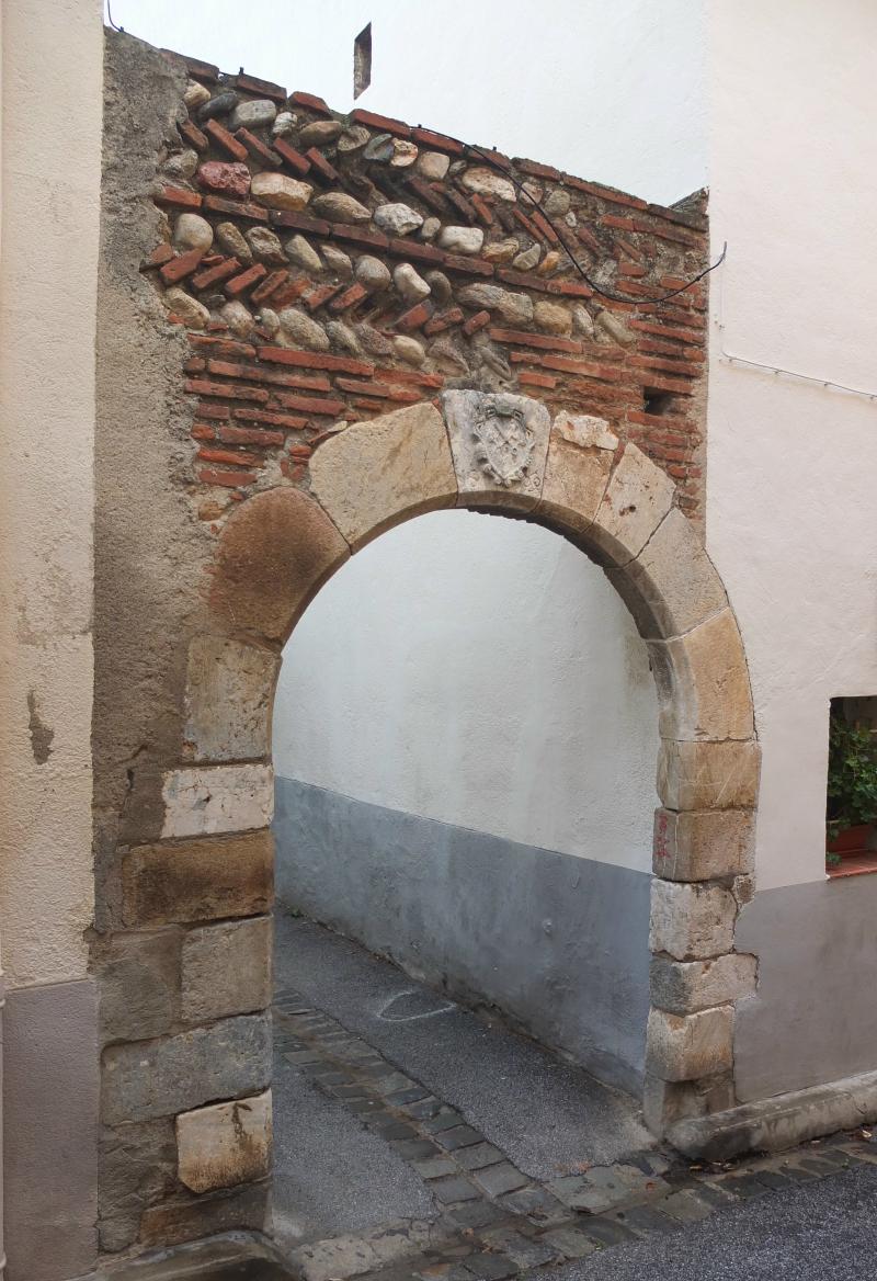 Arc sur l'impasse, Elne