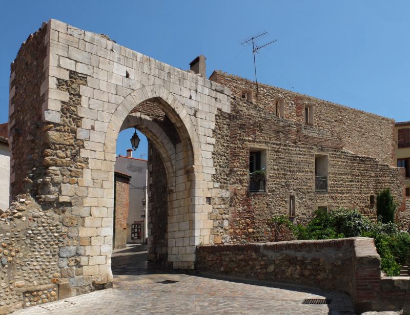 Porte de Balagué (ou Balaguer), rempart contigu et l'enceinte urbaine de la ville haute, Elne