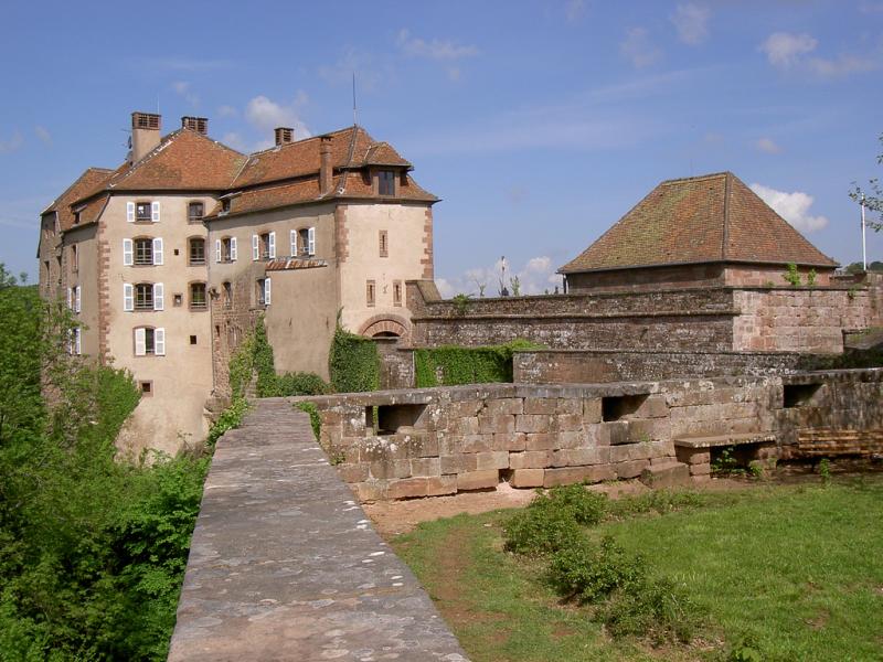 Ruines du château et restes des enceintes fortifiées