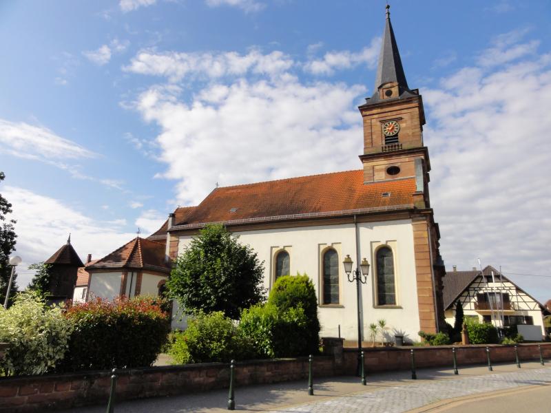 Eglise et calvaire situé devant la façade, Rountzenheim-Auenheim