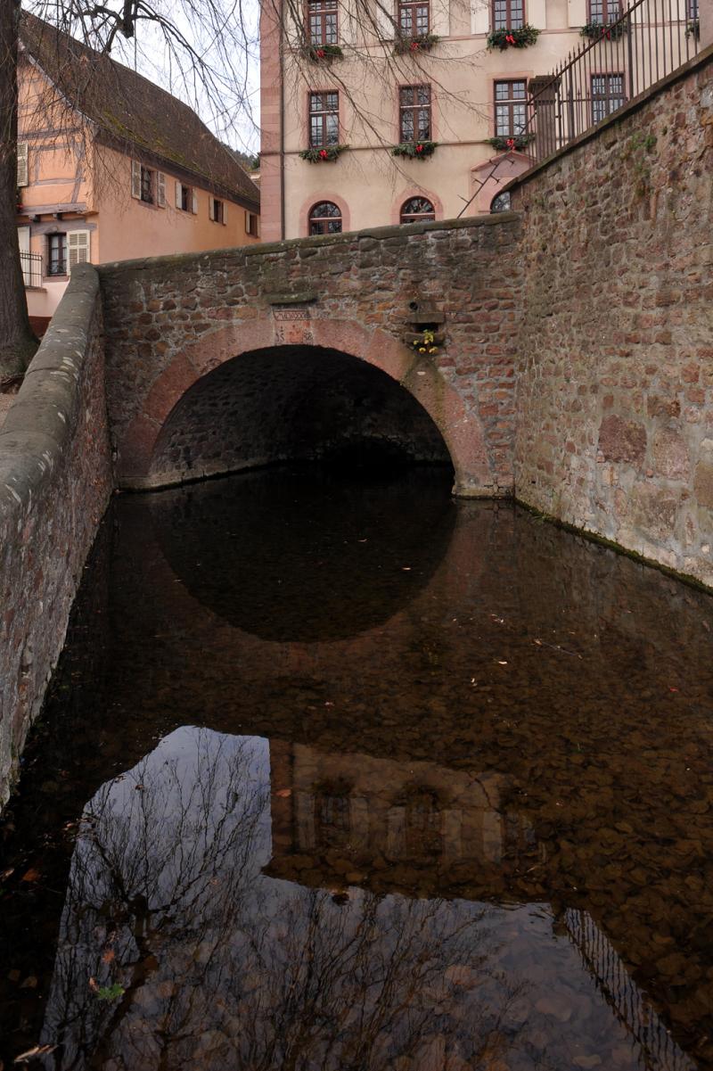 Pont daté de 1538 situé devant l'église, Gueberschwihr