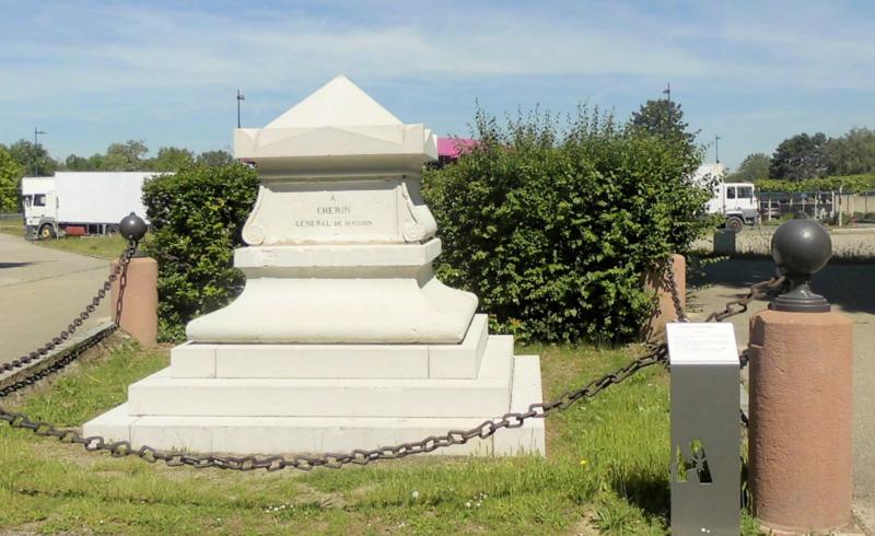 Monument du général Chérin avec les bornes et les chaînes qui l'entourent, Huningue