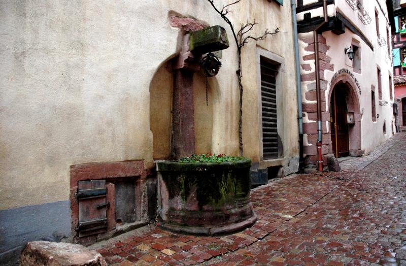 Puits dit des Juifs, situé à l'angle de la rue Hederich, Riquewihr
