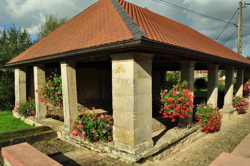 Grande fontaine-lavoir de Velotte