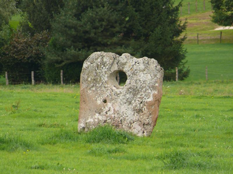 Dalle perforée de dolmen dite La Pierre-Percée, Aroz
