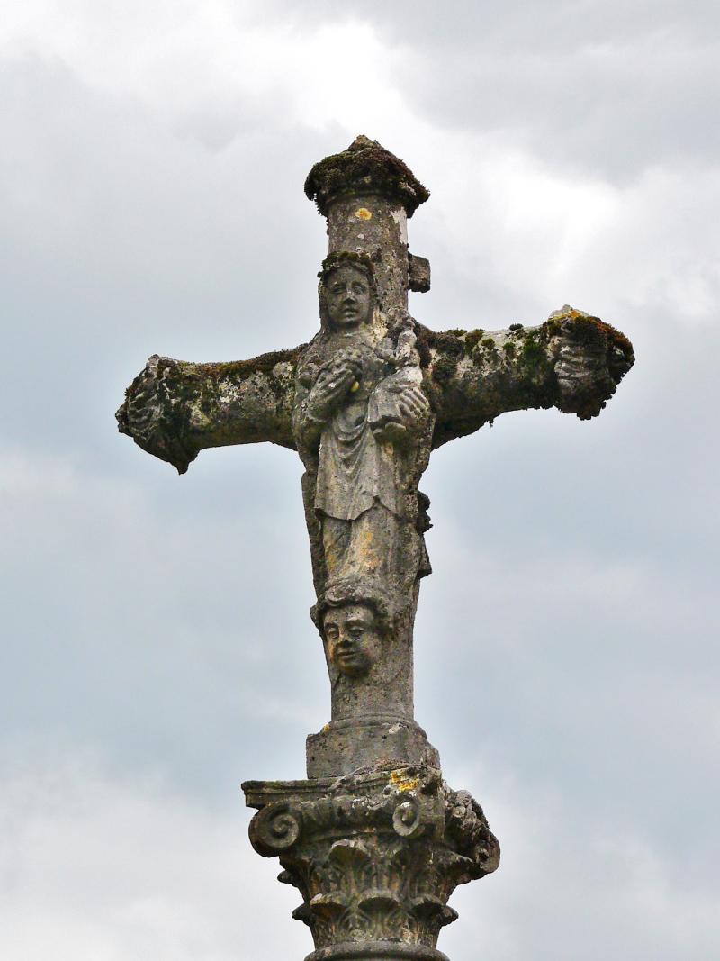 Croix en pierre située sur la place publique, Chariez