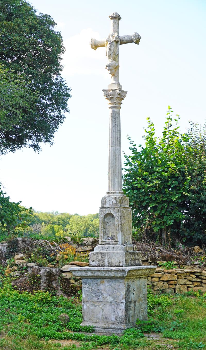 Croix de Saint-Antoine en pierre sculptée, La Demie