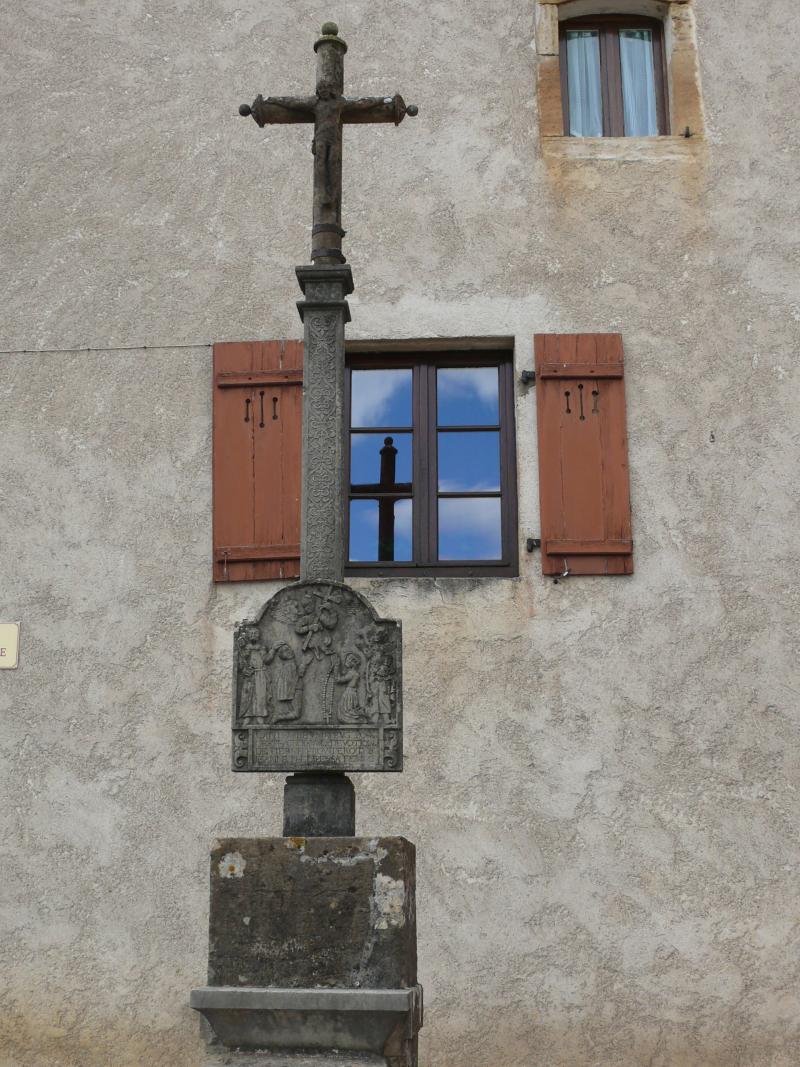 Croix située devant l'église avec bas-relief daté de 1592