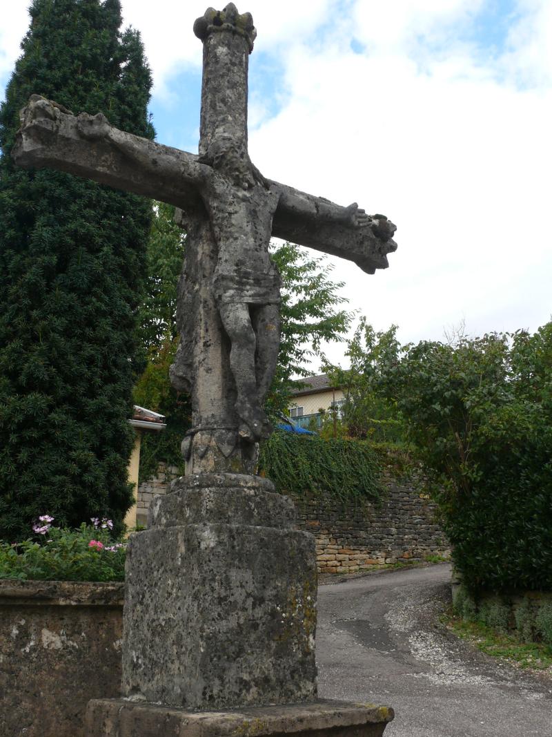 Croix de chemin en pierre datée de 1622