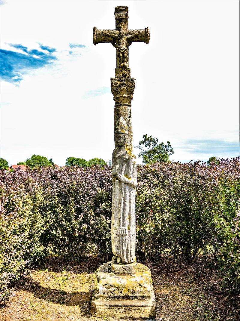 Croix en pierre, Ouge