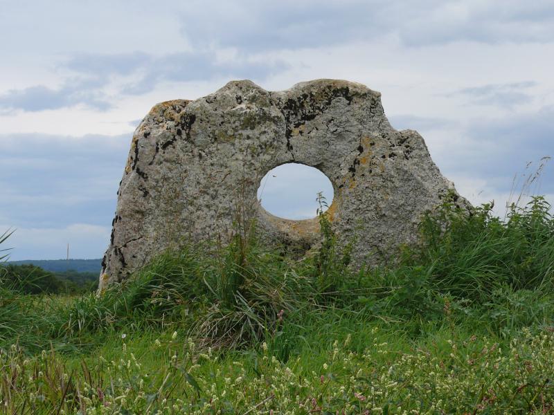 Dalle perforée de menhir dite la Pierre percée, Traves