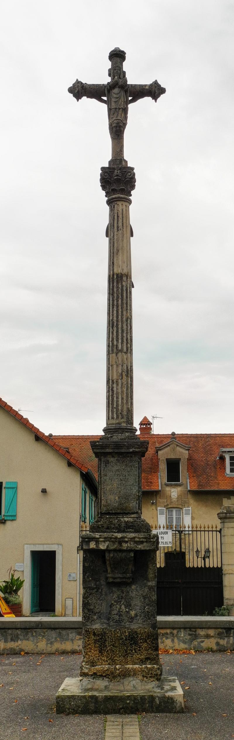 Croix de 1633 au centre du village
